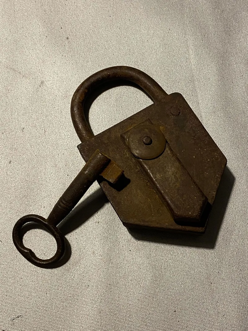 Original hængelås med tilhørende nøgle fra 1800 tallet