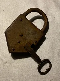 Original hængelås med tilhørende nøgle fra 1800 tallet