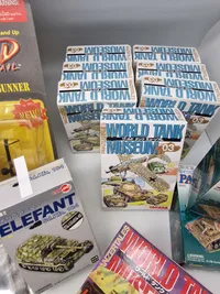Samling tanks og figurer