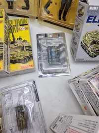 Samling tanks og figurer