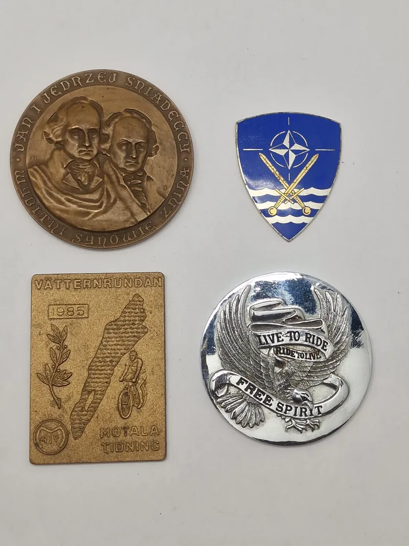 Lot diverse badges  og medaljer