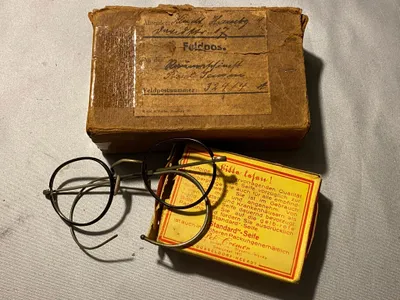 Original afsendt feldpost kasse med tysk sæbe og briller