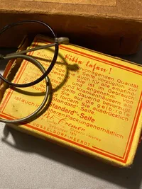 Original afsendt feldpost kasse med tysk sæbe og briller