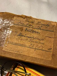 Original afsendt feldpost kasse med tysk sæbe og briller