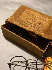 Original afsendt feldpost kasse med tysk sæbe og briller
