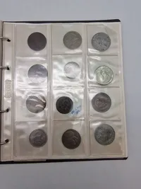 Møntalbum/Bylin - bla 2x1,5 kroner, 5 sølv-jubilæumsmønter, sølv 1 kr 1915, 5 kr seddel