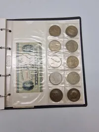 Møntalbum/Bylin - bla 2x1,5 kroner, 5 sølv-jubilæumsmønter, sølv 1 kr 1915, 5 kr seddel