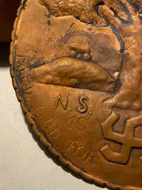 Ekstremt sjælden dansk platte fra National Socialistisk Arbejder Parti - med teksten “med gud for land og folk” fra 1940