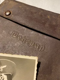 Originalt tysk wehrpas med sjældent tilhørende etui