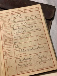 Originalt tysk wehrpas med sjældent tilhørende etui
