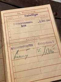 Originalt tysk wehrpas med sjældent tilhørende etui
