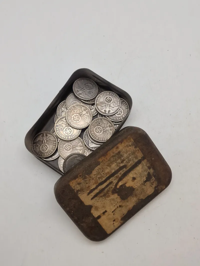 Samling 5 Reichmark i blikæske - en rigtig Nazi skat