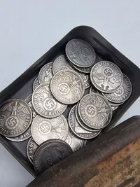 Samling 5 Reichmark i blikæske - en rigtig Nazi skat