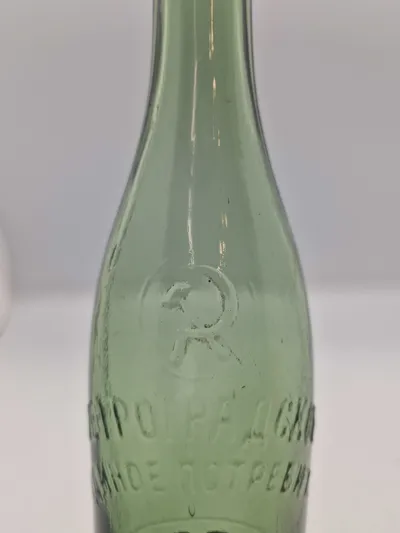 Original russisk flaske med hammer og segl