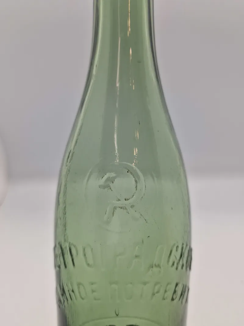 Original russisk flaske med hammer og segl