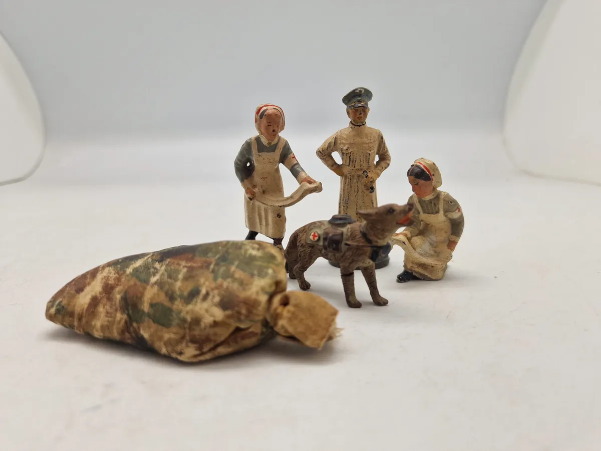 Originale linoliumsfigurer - ww2 (sygehjælpere/læge)