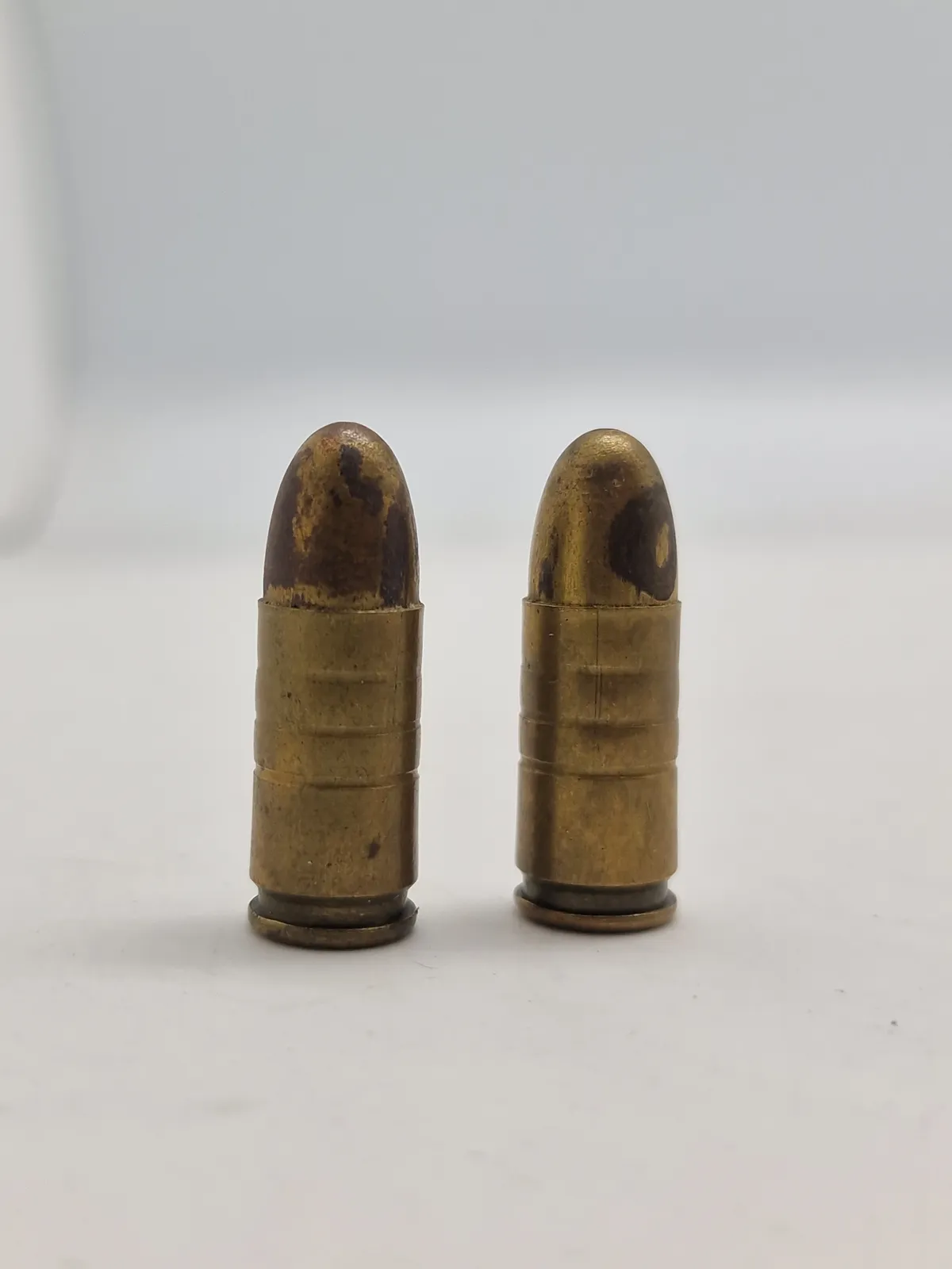 Originale danske 9 mm klikpatroner (bemærk den ene er PJJ stemplet, som betyder at den er produceret i dk under tysk kommando under ww2)