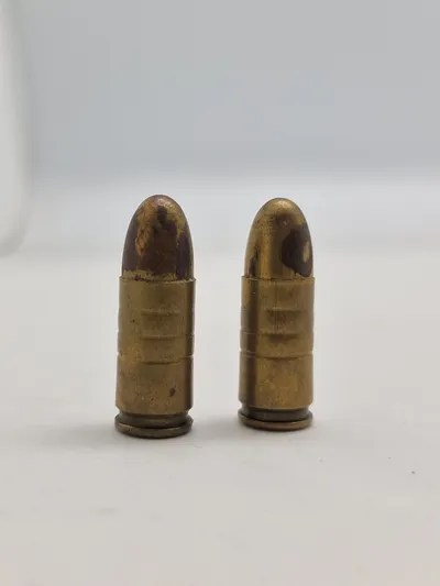 Originale danske 9 mm klikpatroner (bemærk den ene er PJJ stemplet, som betyder at den er produceret i dk under tysk kommando under ww2)