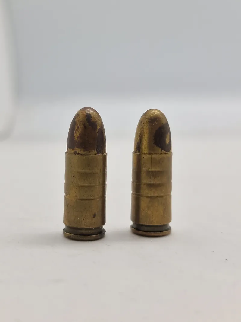 Originale danske 9 mm klikpatroner (bemærk den ene er PJJ stemplet, som betyder at den er produceret i dk under tysk kommando under ww2)
