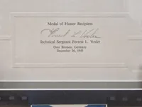 Stor Tavle fraUS Medal of honour vinner med tegning og signatur 71x86 ( Skal hentes i Vordingborg eller leveres personligt )