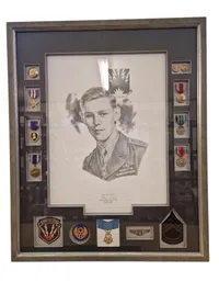 Stor Tavle fraUS Medal of honour vinner med tegning og signatur 71x86 ( Skal hentes i Vordingborg eller leveres personligt )