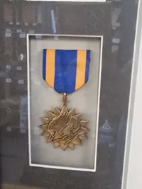 Stor Tavle fraUS Medal of honour vinner med tegning og signatur 71x86 ( Skal hentes i Vordingborg eller leveres personligt )
