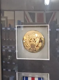 Stor Tavle fraUS Medal of honour vinner med tegning og signatur 71x86 ( Skal hentes i Vordingborg eller leveres personligt )