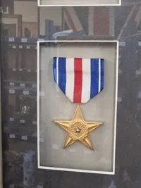 Stor Tavle fraUS Medal of honour vinner med tegning og signatur 71x86 ( Skal hentes i Vordingborg eller leveres personligt )
