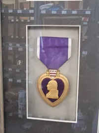 Stor Tavle fraUS Medal of honour vinner med tegning og signatur 71x86 ( Skal hentes i Vordingborg eller leveres personligt )