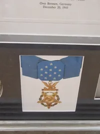 Stor Tavle fraUS Medal of honour vinner med tegning og signatur 71x86 ( Skal hentes i Vordingborg eller leveres personligt )