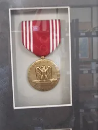 Stor Tavle fraUS Medal of honour vinner med tegning og signatur 71x86 ( Skal hentes i Vordingborg eller leveres personligt )