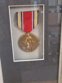 Stor Tavle fraUS Medal of honour vinner med tegning og signatur 71x86 ( Skal hentes i Vordingborg eller leveres personligt )