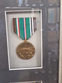 Stor Tavle fraUS Medal of honour vinner med tegning og signatur 71x86 ( Skal hentes i Vordingborg eller leveres personligt )