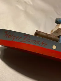 Sjældent originalt træ model skib “Holger Danske “ - malet i modstandsbevægelsens farver