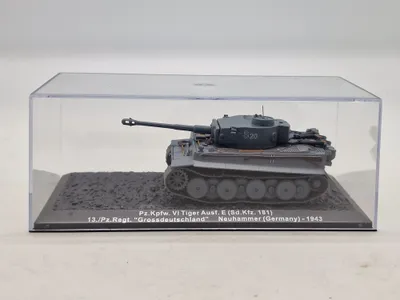 Militært model køretøj med æske