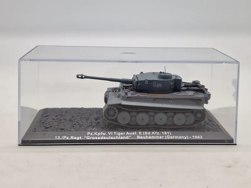 Militært model køretøj med æske