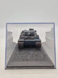 Militært model køretøj med æske