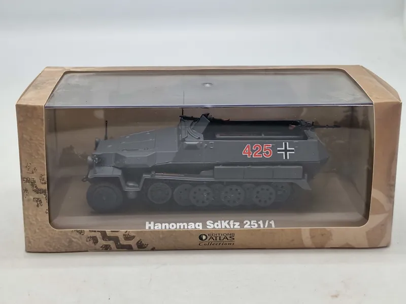 Militært model køretøj med æske