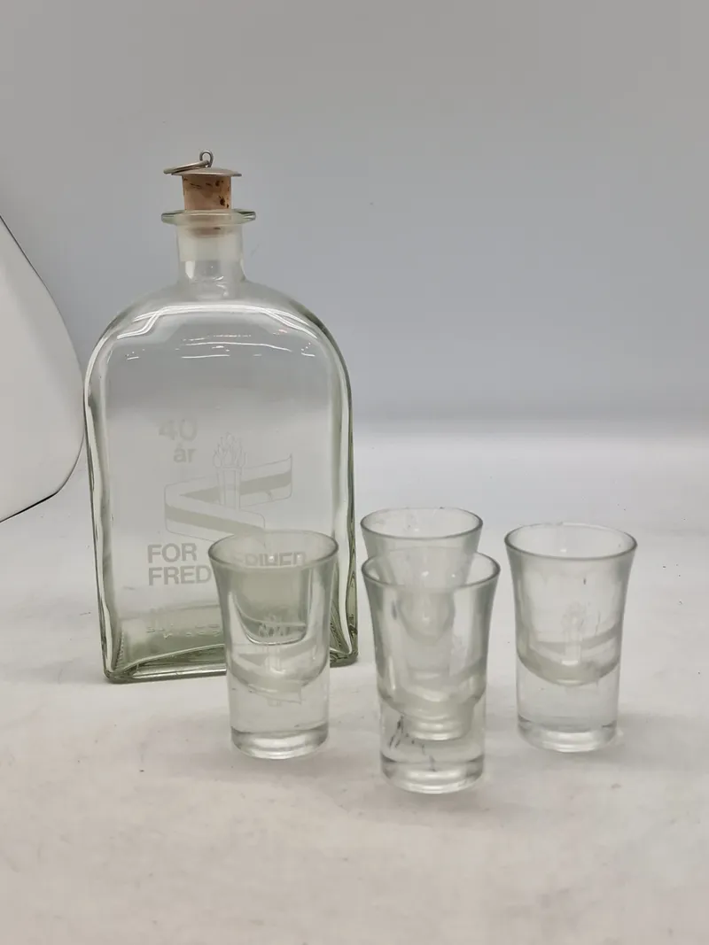 Dramflaske og glas - Frihedskampens veteraner