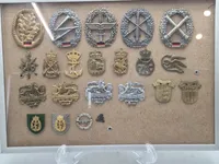 Samling tyske regimentsmærker i ramme