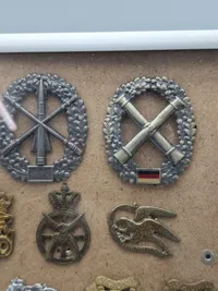 Samling tyske regimentsmærker i ramme