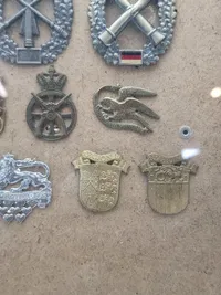 Samling tyske regimentsmærker i ramme