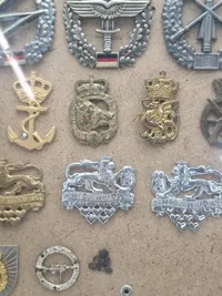 Samling tyske regimentsmærker i ramme