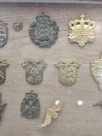 Samling danske regimentsmærker i ramme