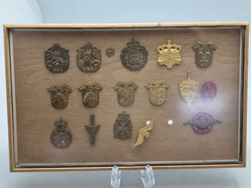 Samling danske regimentsmærker i ramme