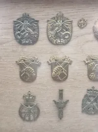 Samling danske regimentsmærker i ramme