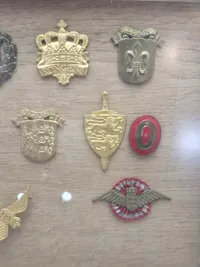 Samling danske regimentsmærker i ramme