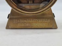 Lygte med teksten “Stationsbestyren Korsør”