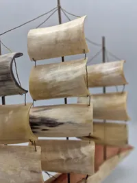 Veludført skib lavet af horn