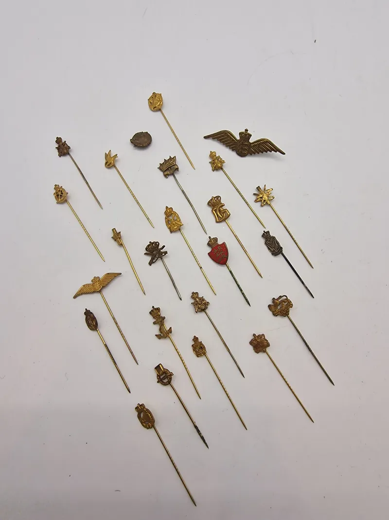 Samling diverse pins